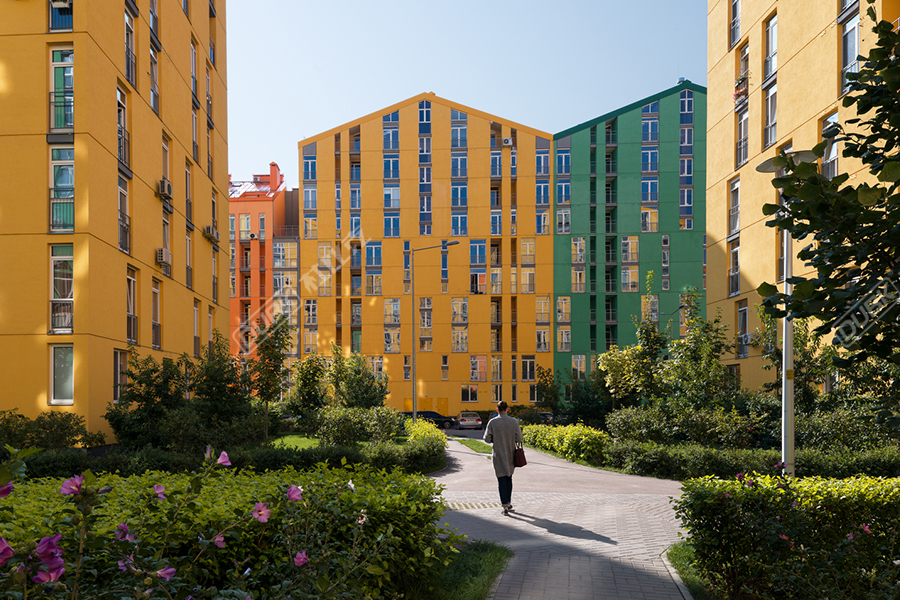 城鎮(zhèn)中彩色街區(qū)的集合住宅